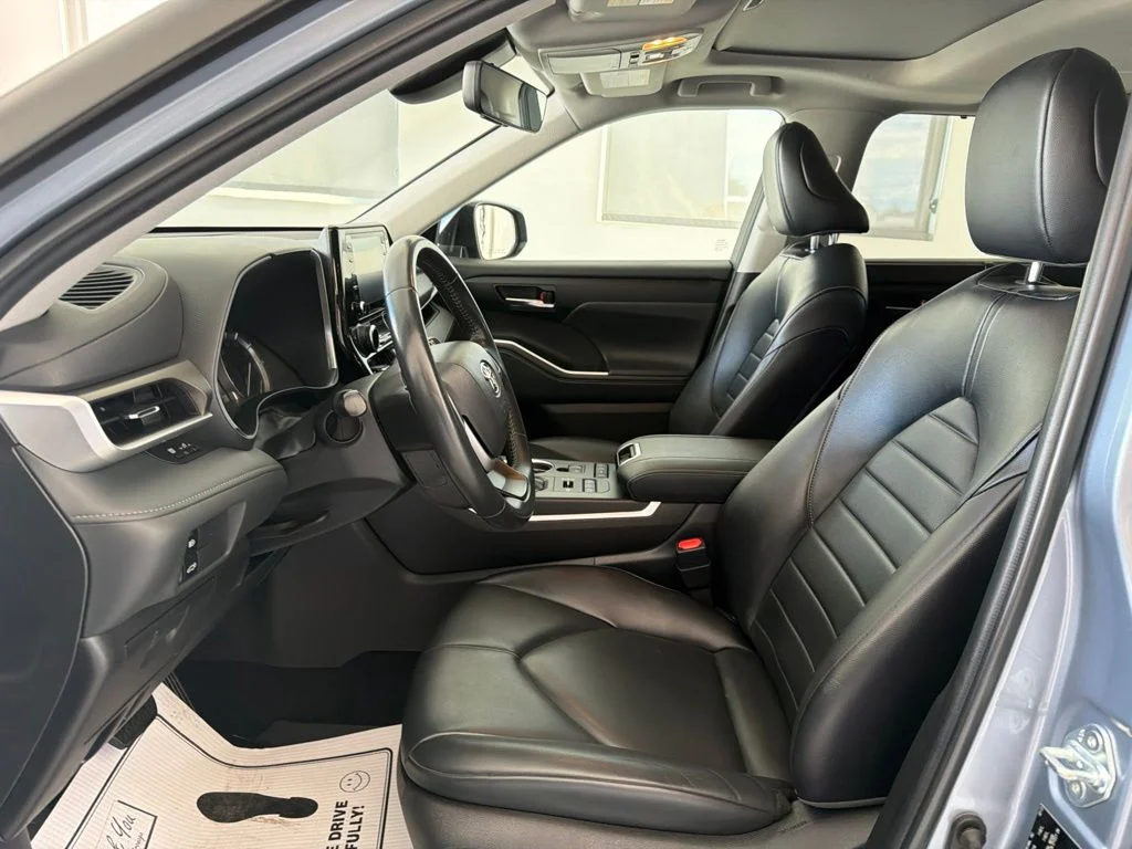 Used 2022 Moon Dust Toyota XLE image 9