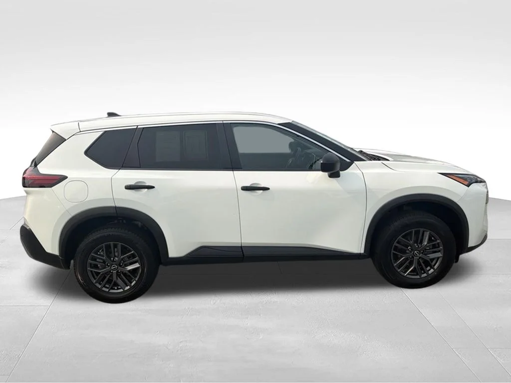 Used 2022 White Nissan S image 6