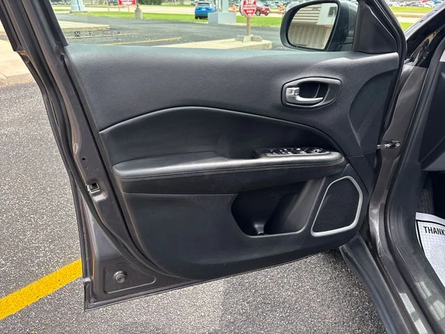 Used 2020 Granite Crystal Clearcoat Metallic Jeep Latitude image 19