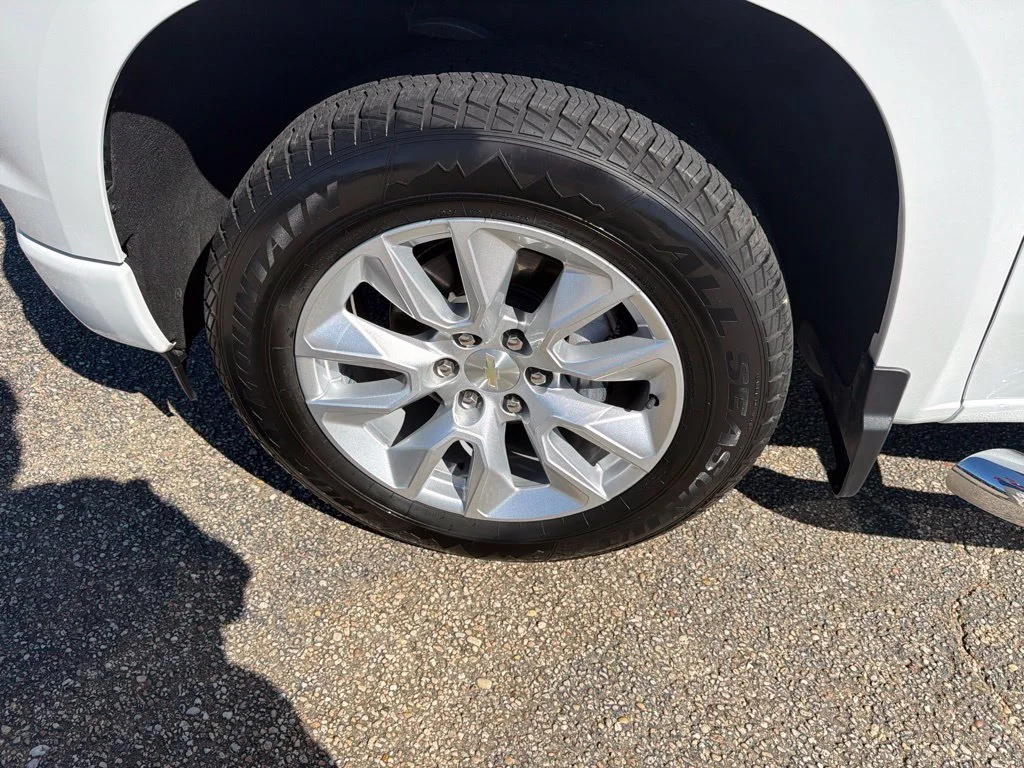 Used 2022 SUMMIT WHITE Chevrolet Custom image 12