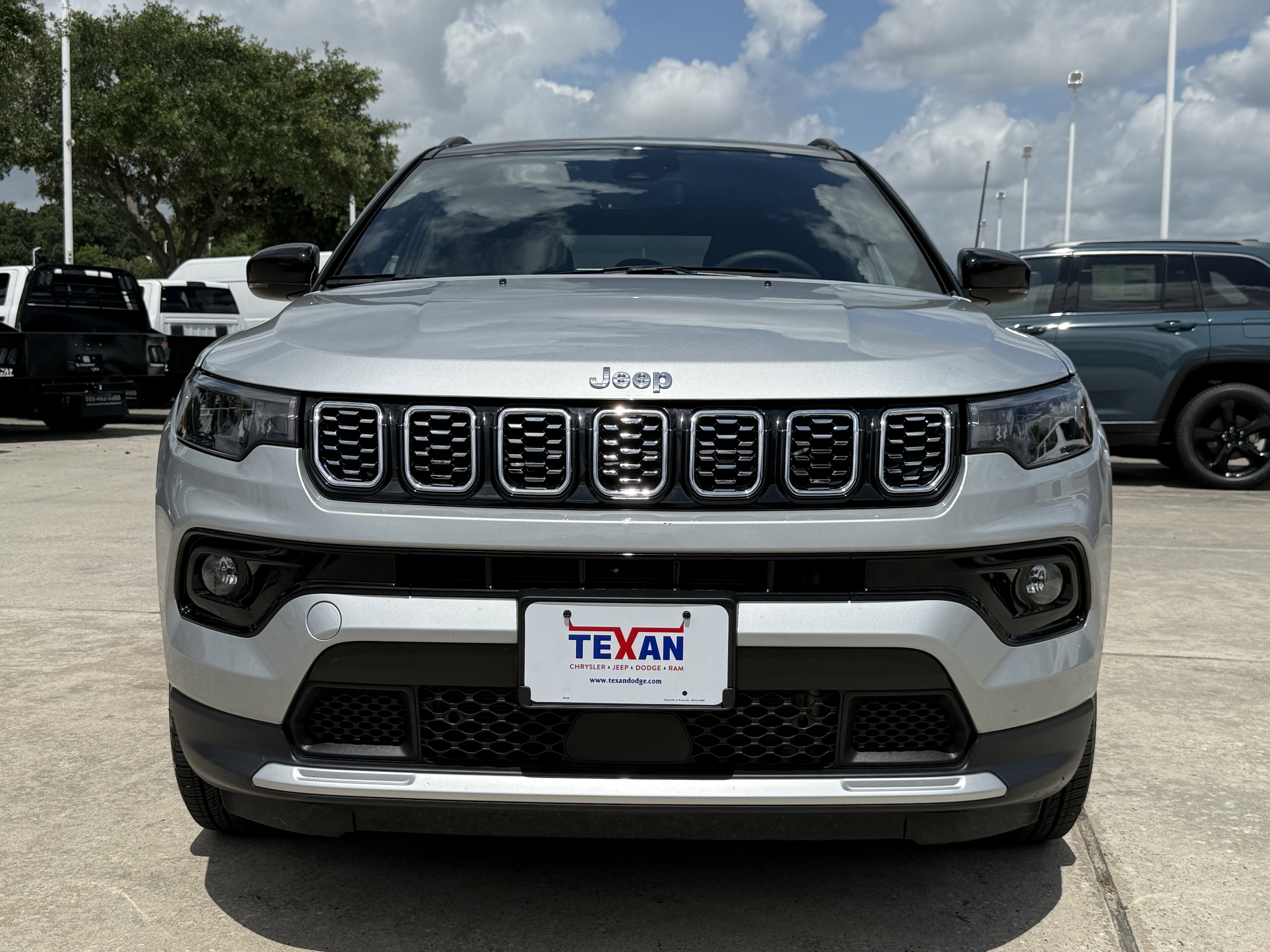 Used 2025 Silver Zynith Metallic Clearcoat Jeep  image 9