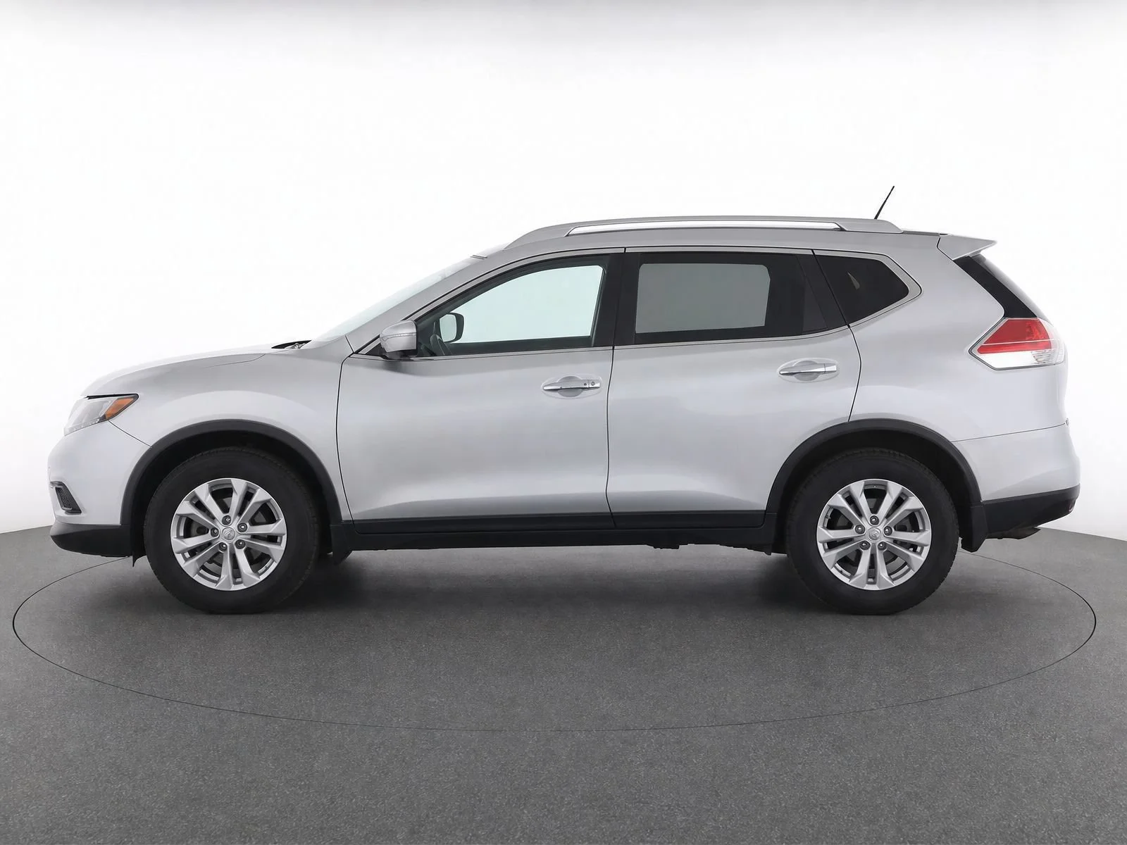 Used 2015 Brilliant Silver Nissan SV image 7