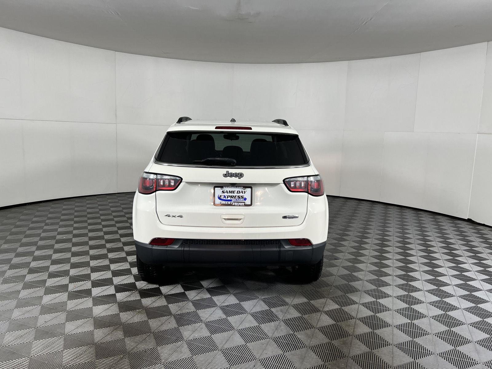Used 2018 White Clearcoat Jeep Latitude image 11