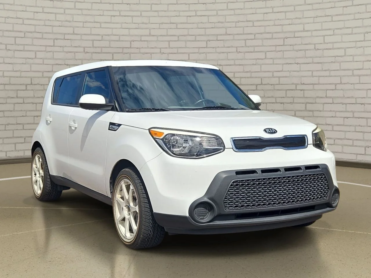 Used 2015 Clear White Kia Plus image 2
