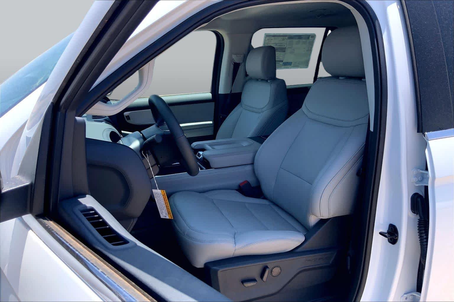 New 2026 Oxford White Ford Active image 9