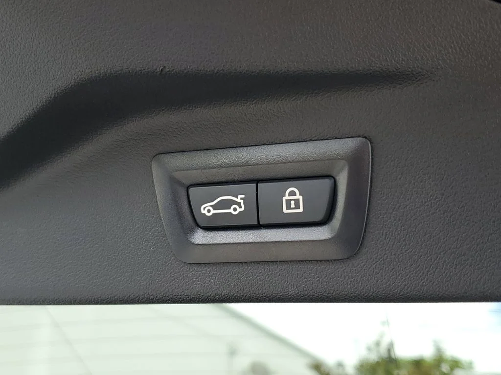 Used 2020 Black BMW xDrive40i image 10