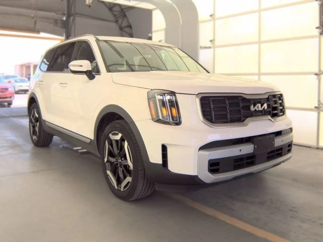 Used 2025 White Kia S image 3