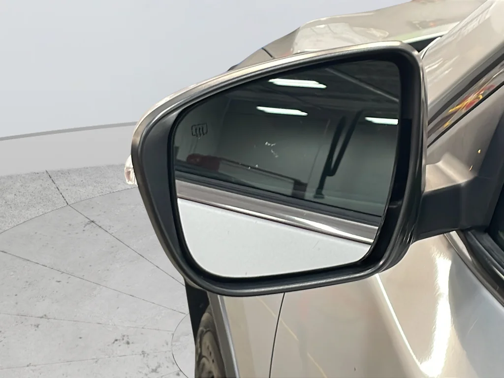 Used 2015 Silver Nissan SV image 43