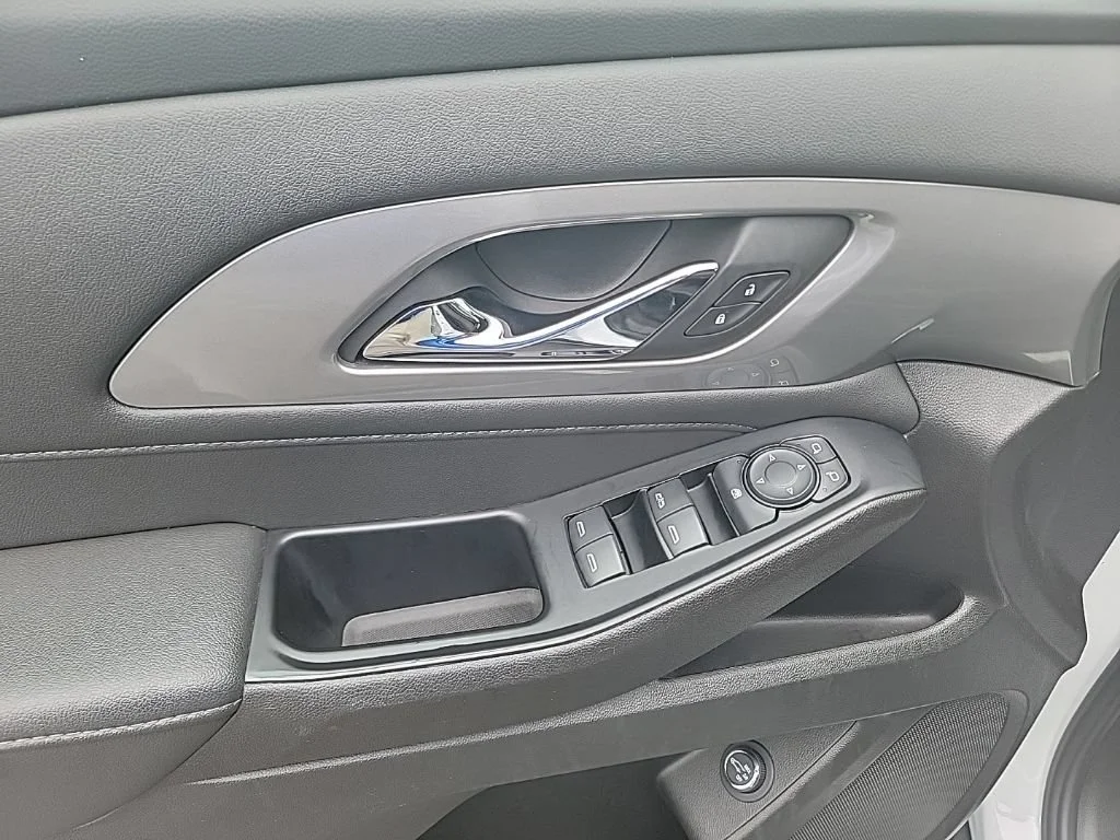 Used 2023 Summit White Chevrolet LT Cloth image 11