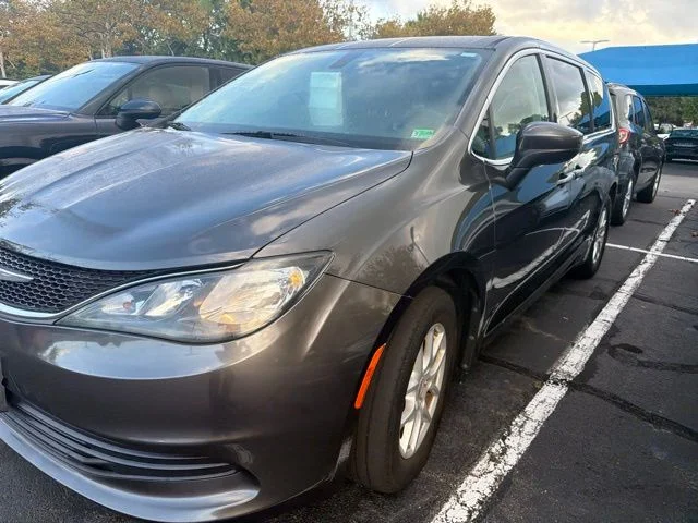 Used 2017 Crystal Metallic Chrysler Touring image 6