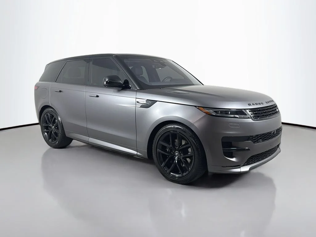 Used 2023 Fuji White Land Rover SE Dynamic image 3