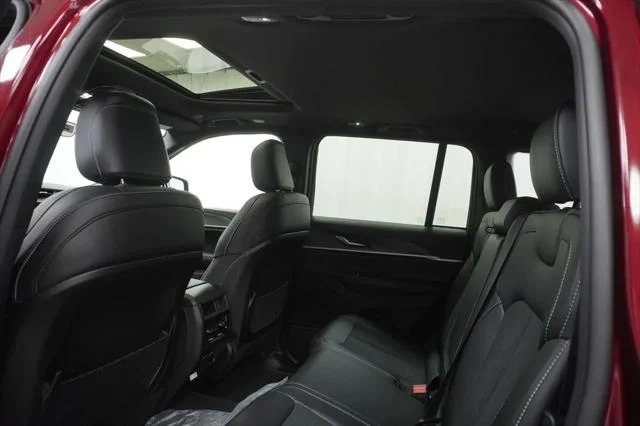 New 2026 Velvet Red Pearl-Coat Exterior Paint Jeep Laredo image 18