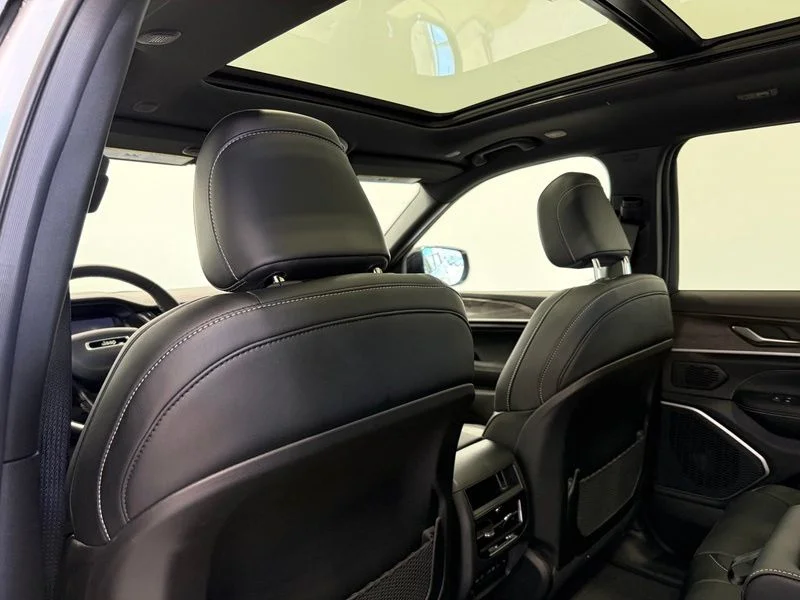 New 2026 Bright White Clear-Coat Exterior Paint Jeep Limited Reserve image 19