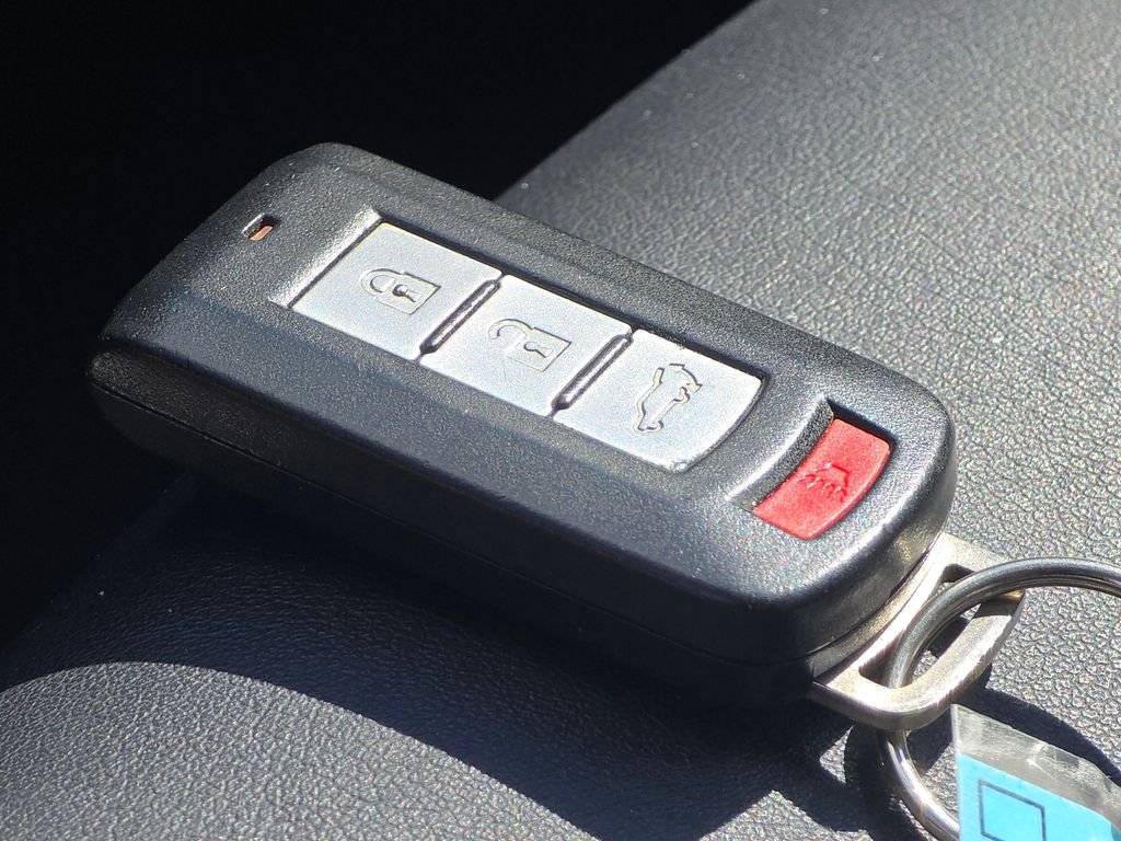 Used 2019 Labrador Black Metallic Mitsubishi  image 32