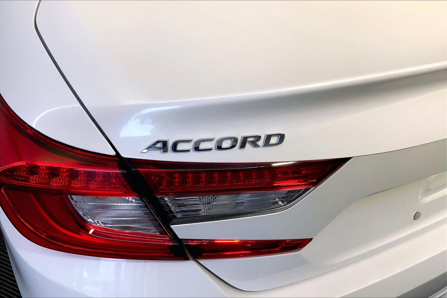 Used 2020 Platinum White Pearl Honda EX-L image 10