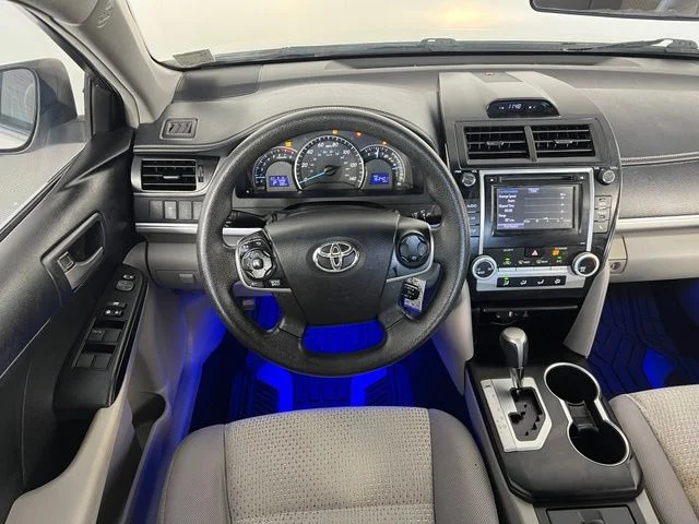 Used 2014 White Toyota LE image 24