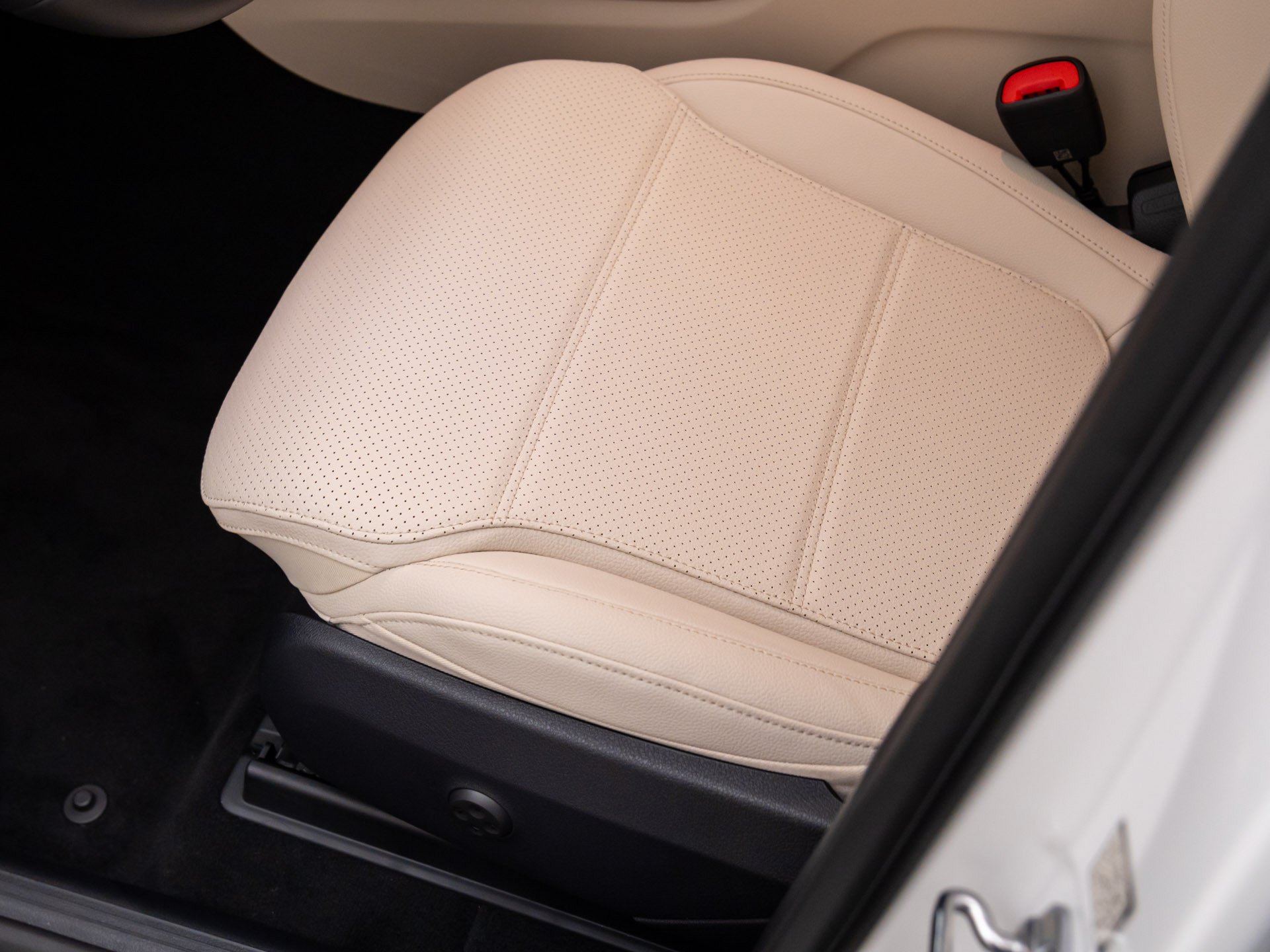 Used 2026 White Mercedes-Benz GLC 300 image 17