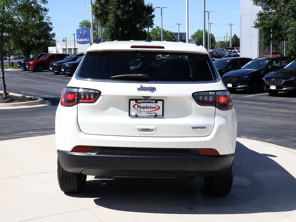 Used 2018 White Clearcoat Jeep Latitude image 7