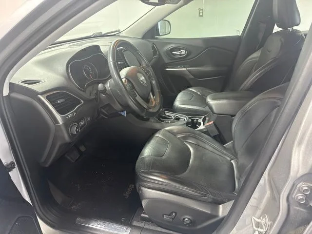 Used 2019 Silver Jeep Limited image 12