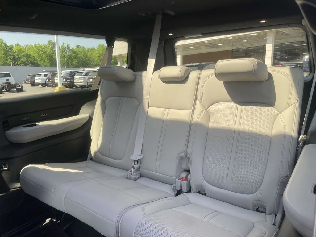 New 2026 Bright White Clear-Coat Exterior Paint Jeep Limited Reserve image 21