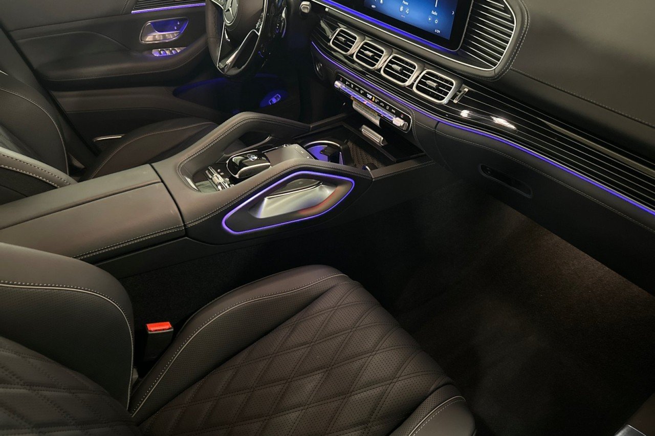 New 2026 MANUFAKTUR Moonlight White Metallic Mercedes-Benz Maybach GLS 600 4MATIC® SUV image 16
