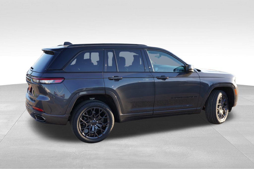 Certified Used 2025 Gray Jeep Summit image 4