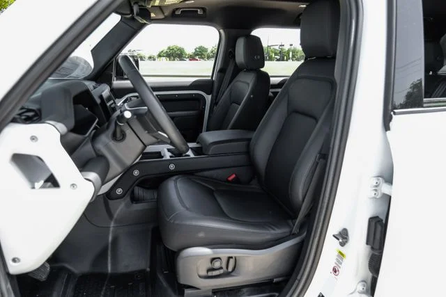 Used 2025 White Land Rover S image 40