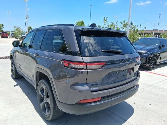 Used 2024 Gray Jeep Altitude image 4