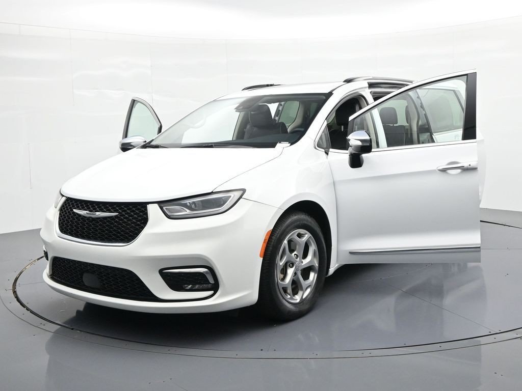 Used 2023 Bright White Clearcoat Chrysler Limited FWD image 24