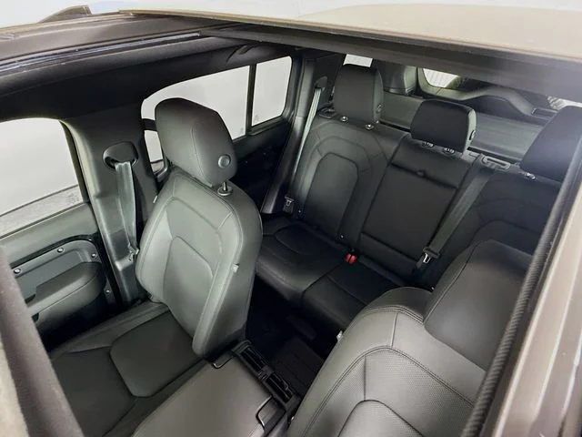 New 2026 Santorini Black Metallic Land Rover X-Dynamic SE image 14