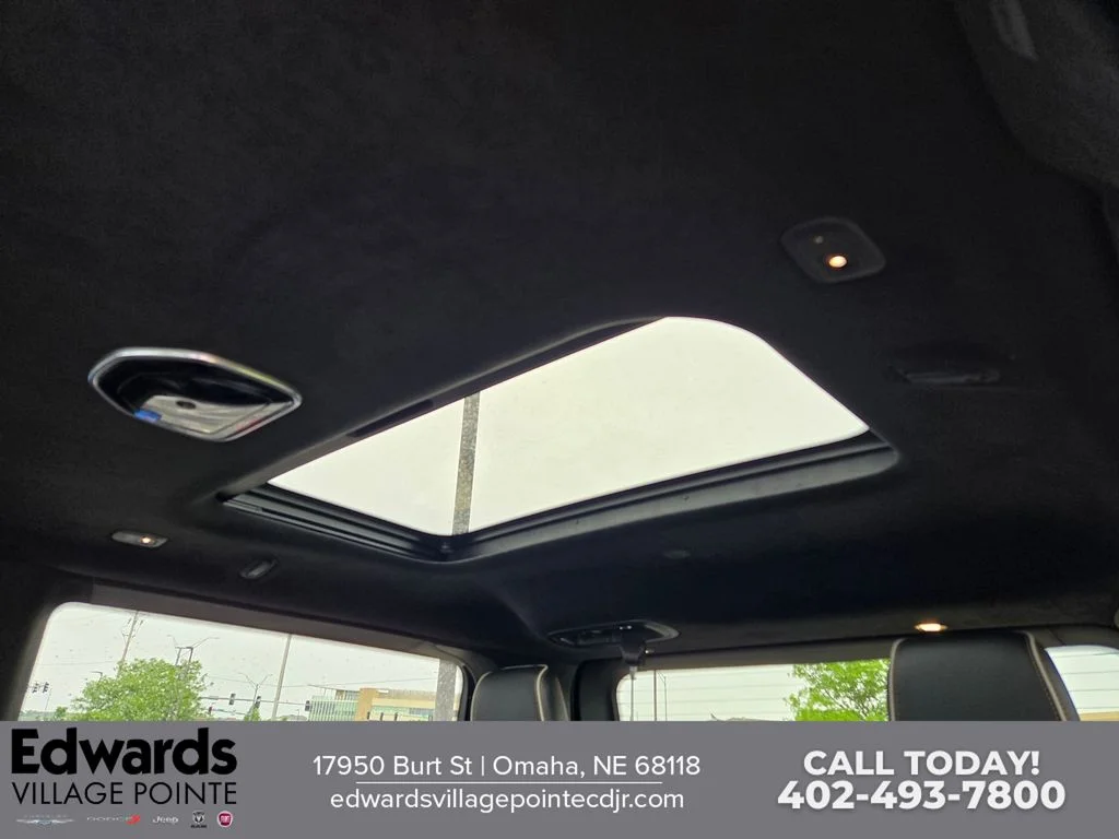 New 2026 Bright White Clear-Coat Exterior Paint Jeep Summit Reserve image 31