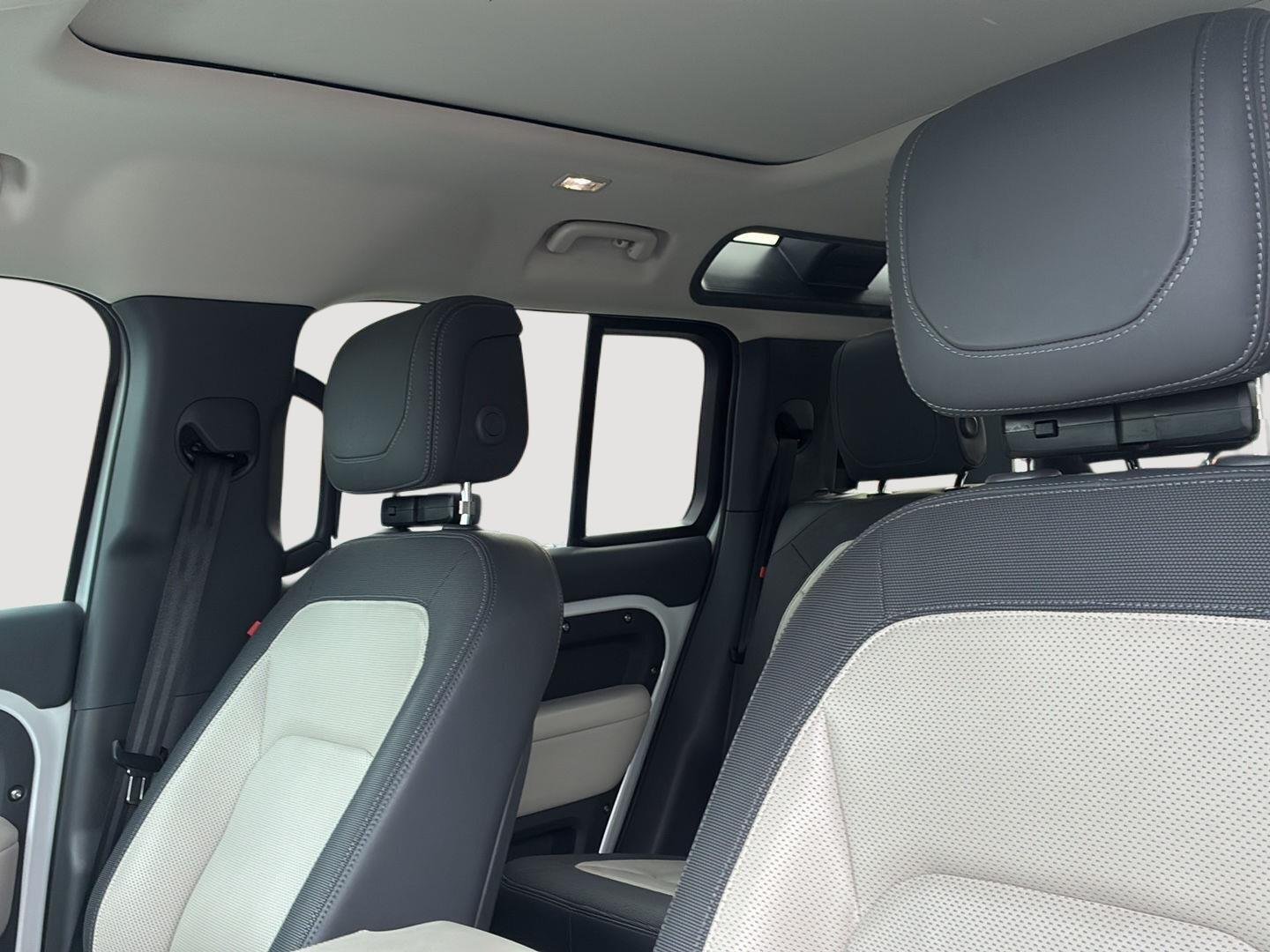 2024 Land Rover Defender X-Dynamic SE - Photo 27