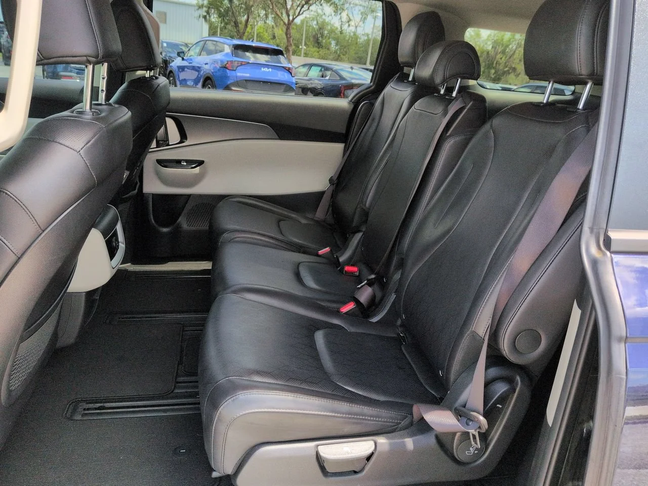 2024 Kia Carnival LX Seat Pkg - Photo 18