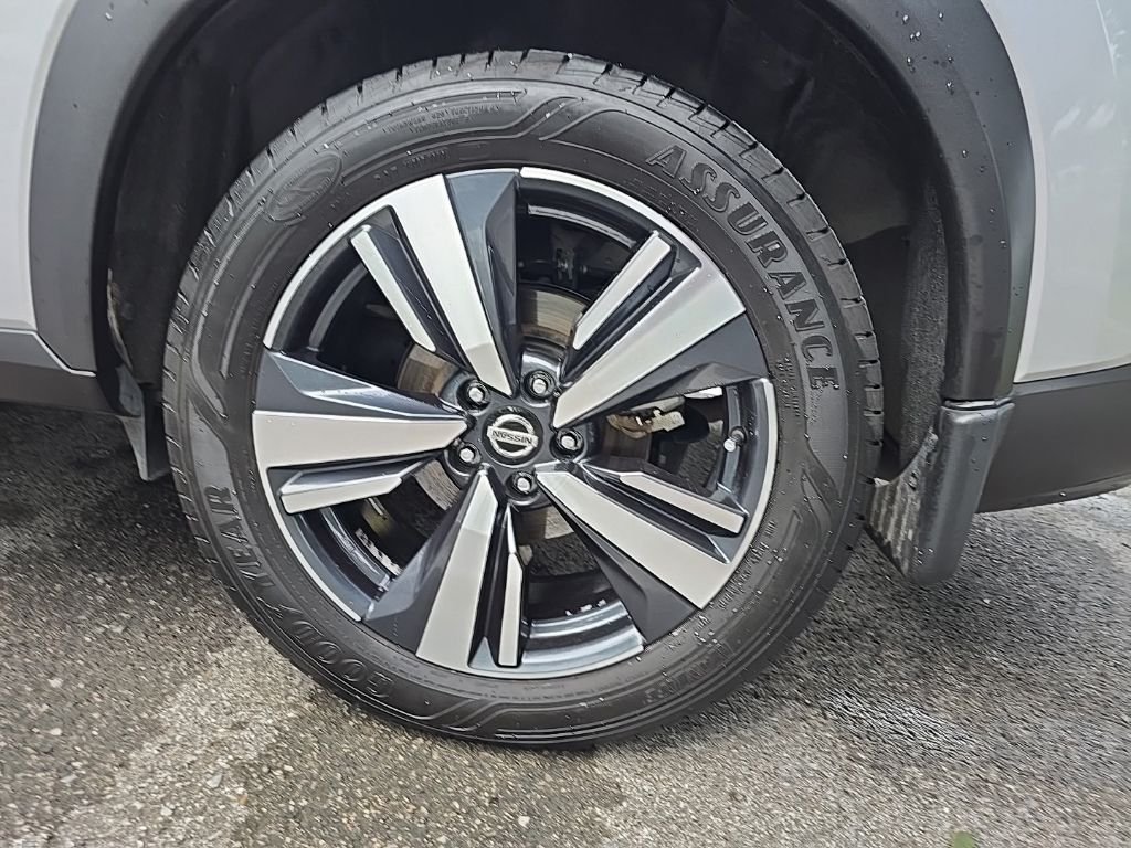 Used 2021 Silver Nissan SL image 12