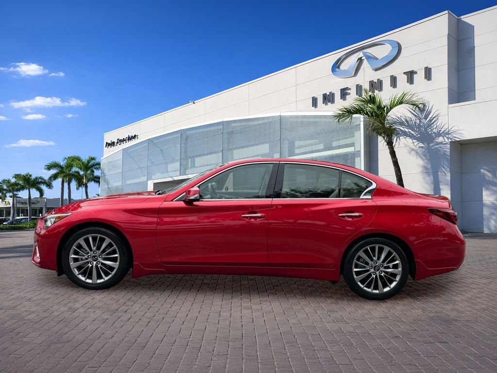Used 2023 Red INFINITI LUXE image 4