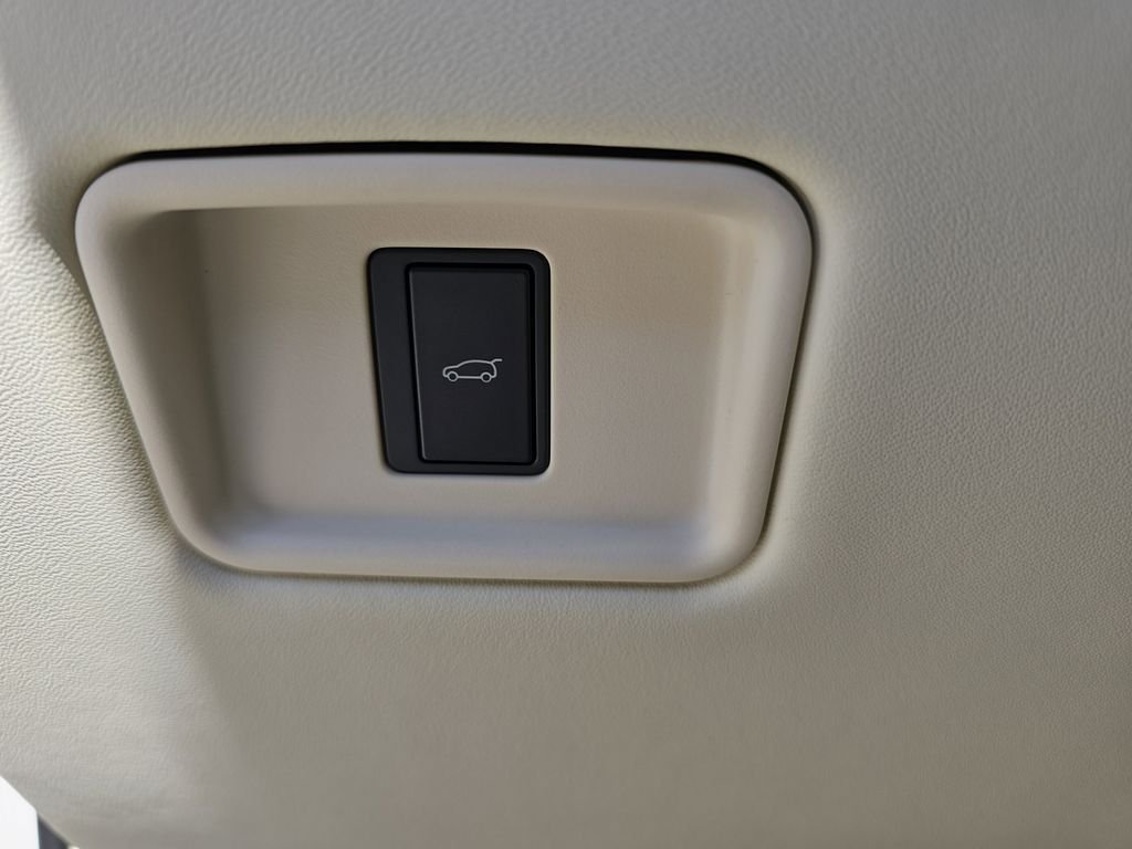 New 2025 Icy White Satin Land Rover SV LWB image 26