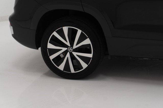 Used 2024 BLACK Volkswagen SE image 6