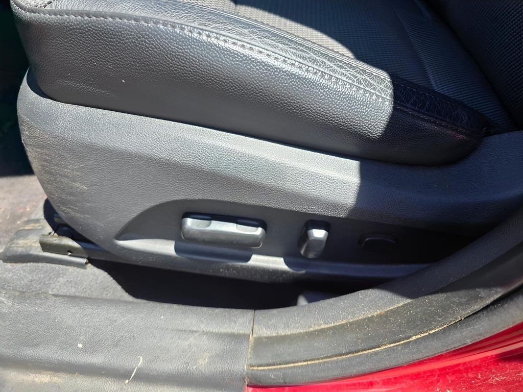 Used 2011 Venetian Red Hyundai SE image 13
