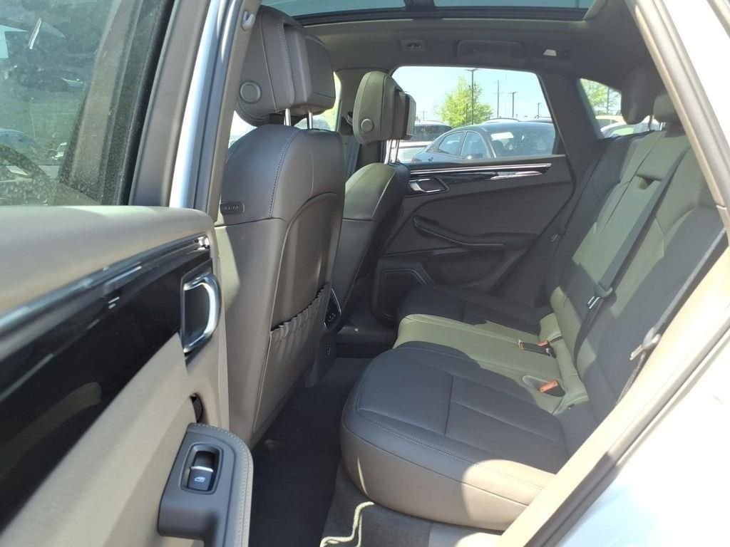 Used 2025  Porsche Base image 11