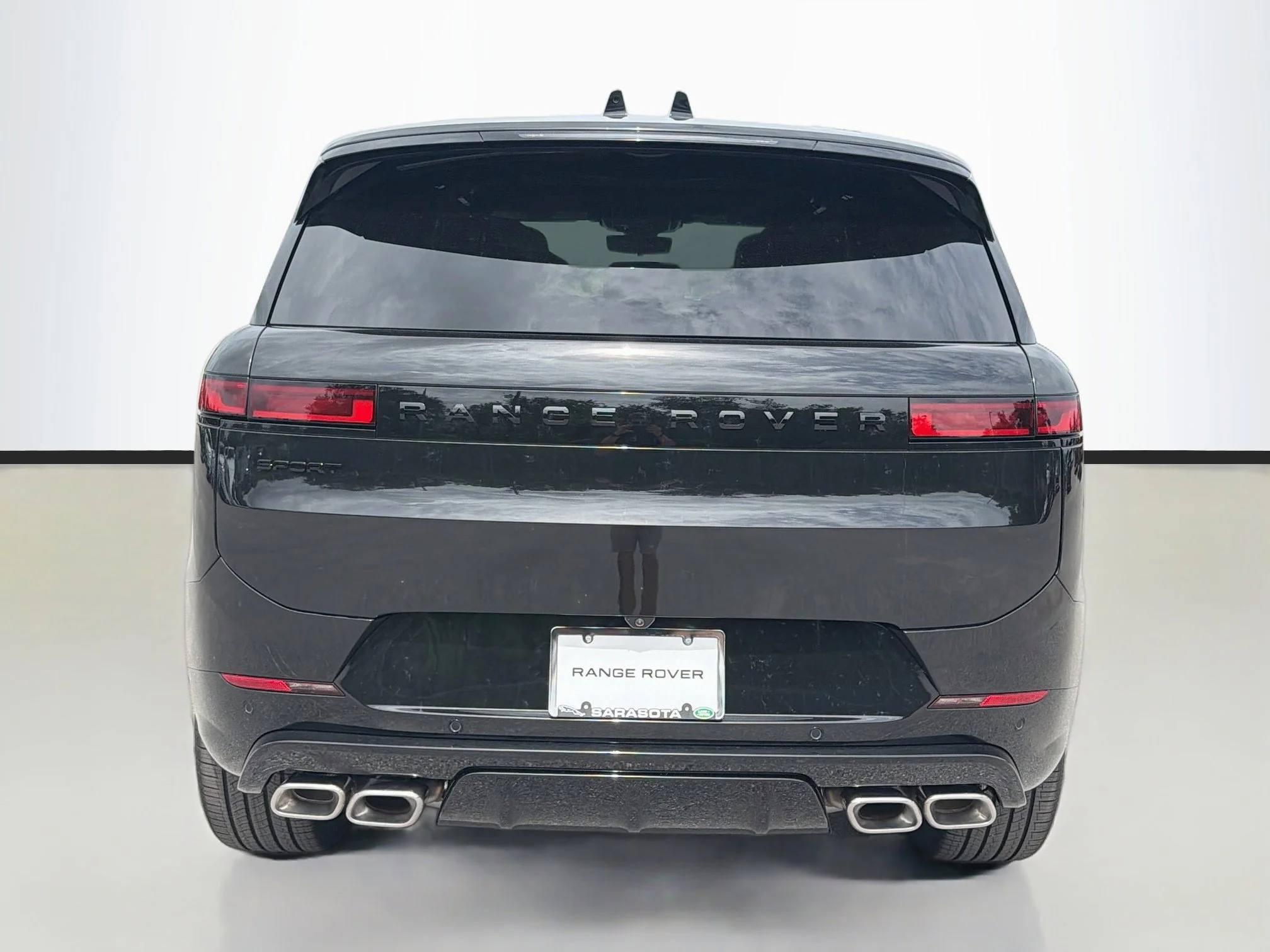 New 2026 Santorini Black Land Rover Dynamic SE image 4