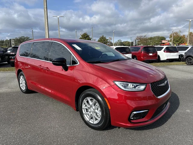 2026 Chrysler Pacifica Select's photo