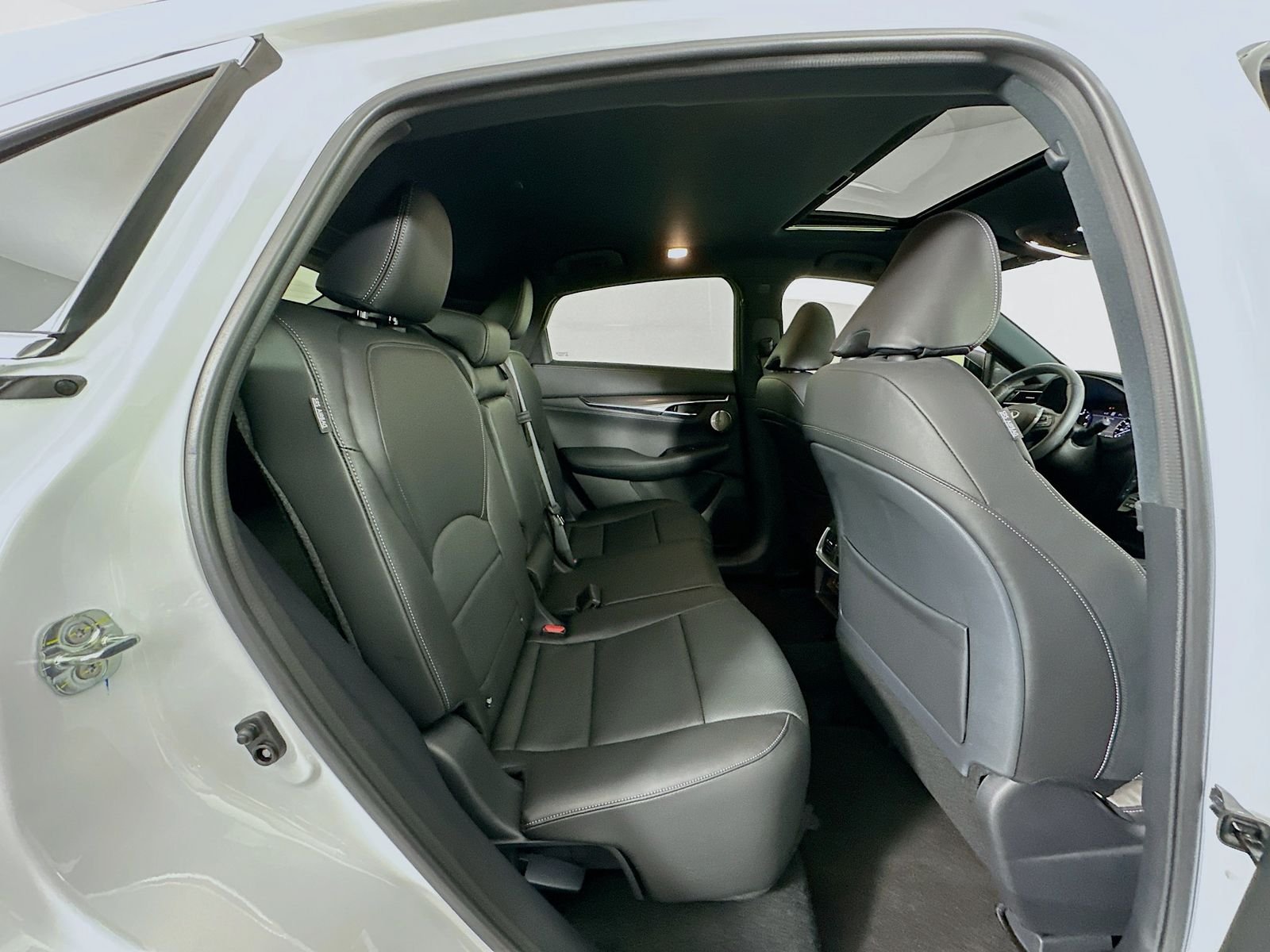 Used 2025 Radiant White INFINITI ESSENTIAL image 28