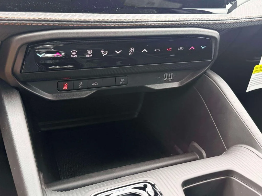 New 2026 Diamond Black Crystal Pearl-Coat Exterior Paint Jeep Limited image 22