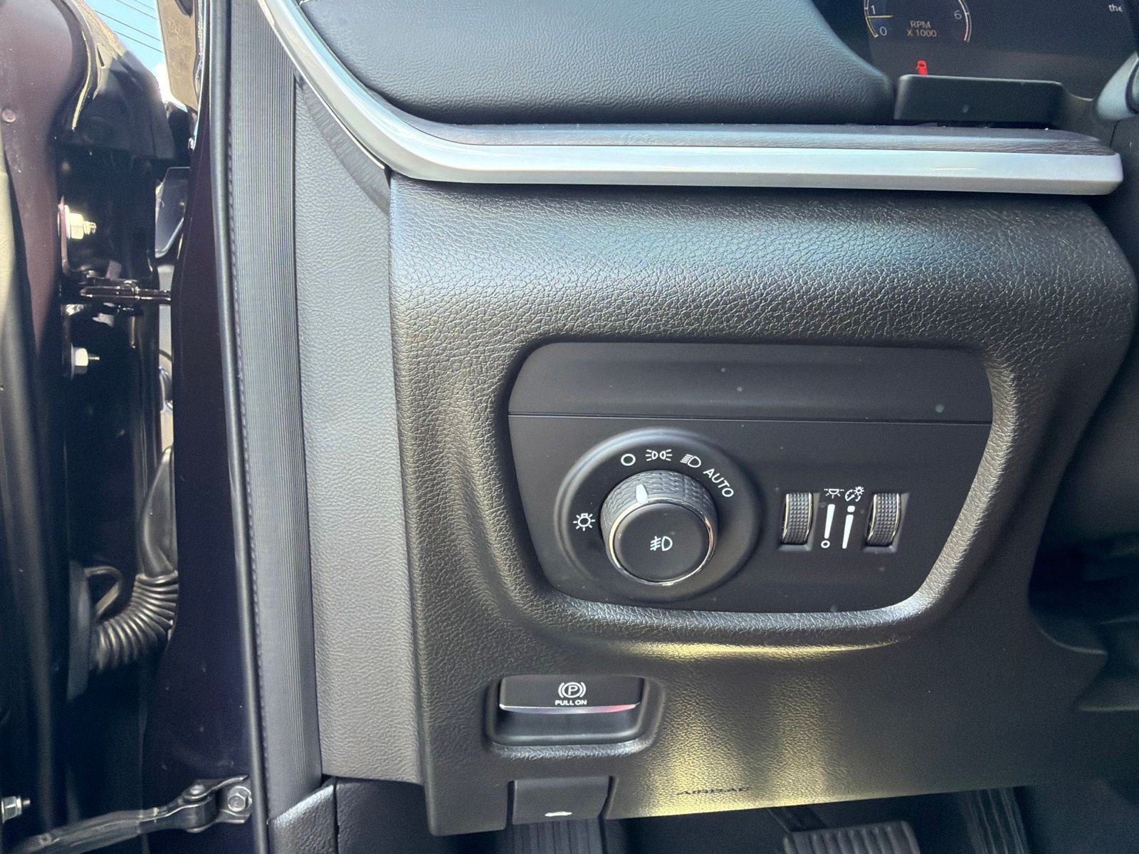 Used 2023  Jeep Limited image 22
