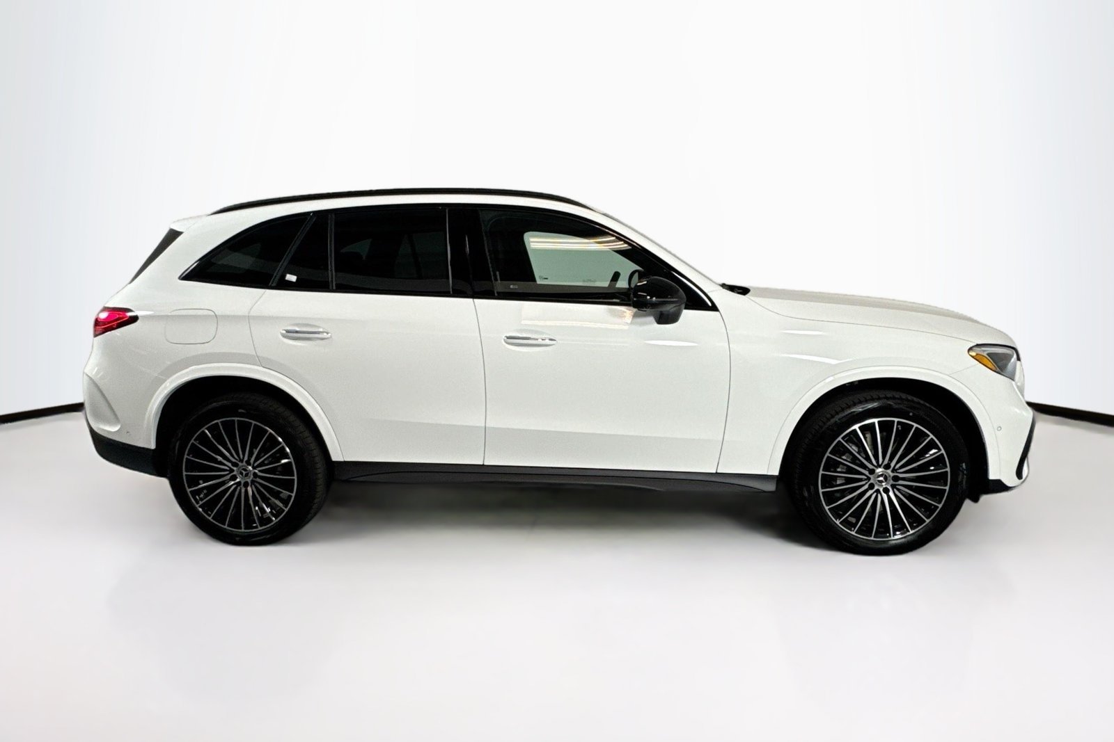 New 2026 Polar White Mercedes-Benz GLC 300 image 4