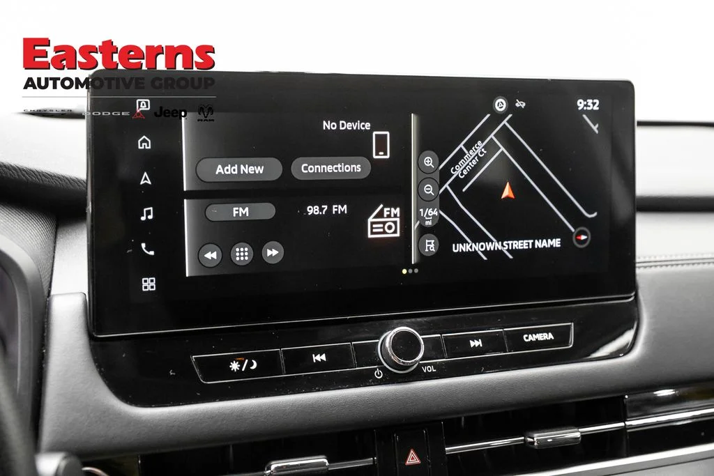 Used 2025 Silver Mitsubishi SE image 17