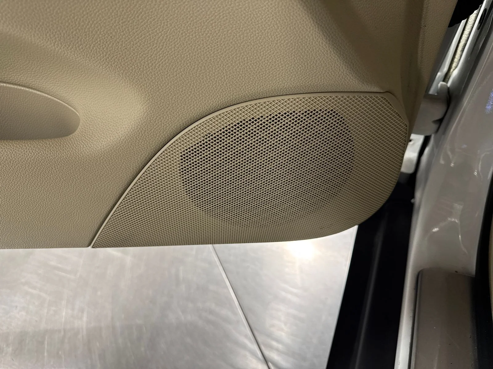 Used 2017 White INFINITI Base image 17
