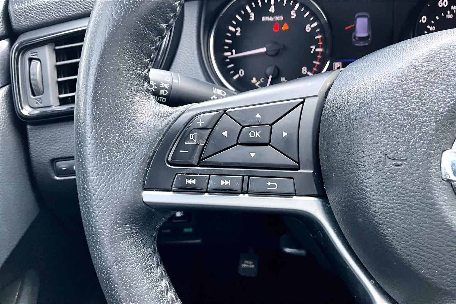 Used 2020 MAGNETIC BLACK Nissan SV image 22