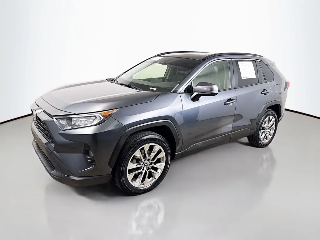 Used 2020 Magnetic Gray Metallic Toyota XLE Premium image 3