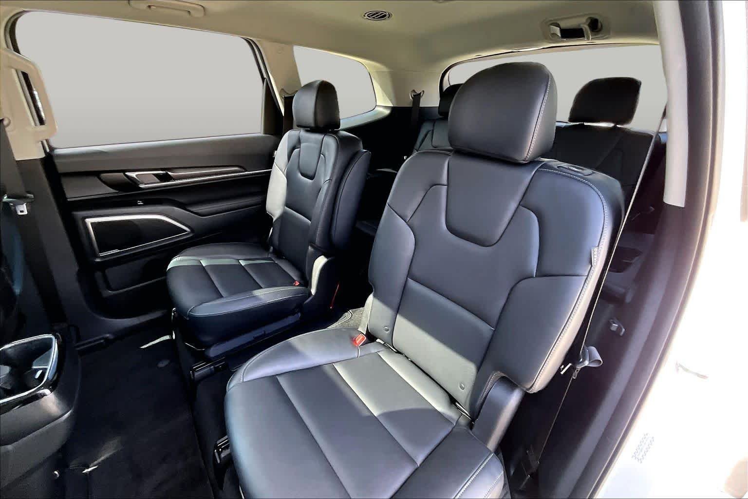Used 2025 Glacial White Pearl Kia S image 18